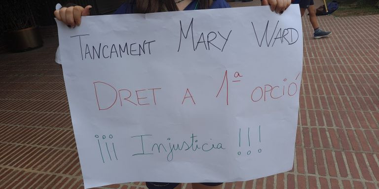 Un cartel de protesta de una alumna del colegio Mary Ward / TWITTER JORDI CERDÀ