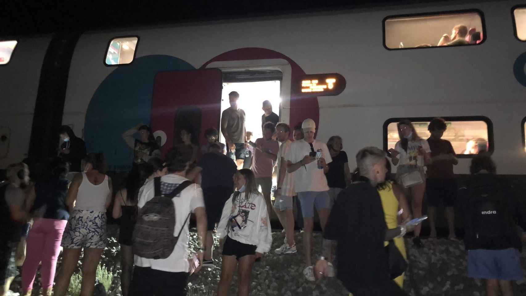 El tren de Ouigo detenido en Alhabama de Aragón, Zaragoza / ALBERTO PUCHADES @ALBPUCH