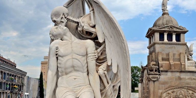 Escultura del Beso de la Muerte en el Poblenou / ARCHIVO