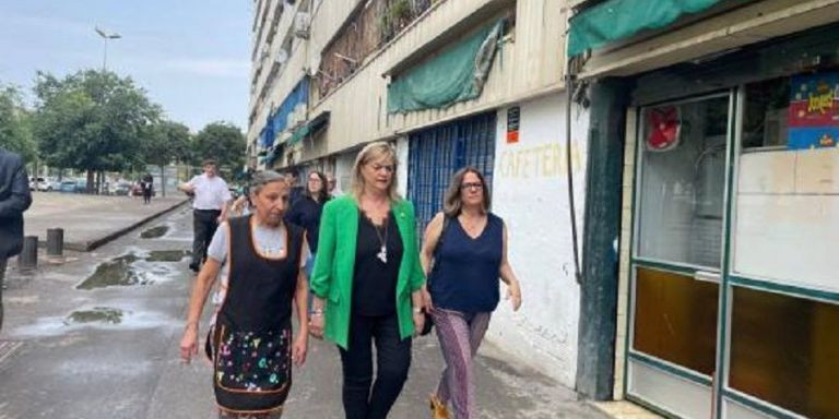 La 'consellera' en su paseo por la Mina con la activista vecinal, Paqui Jiménez / GENCAT