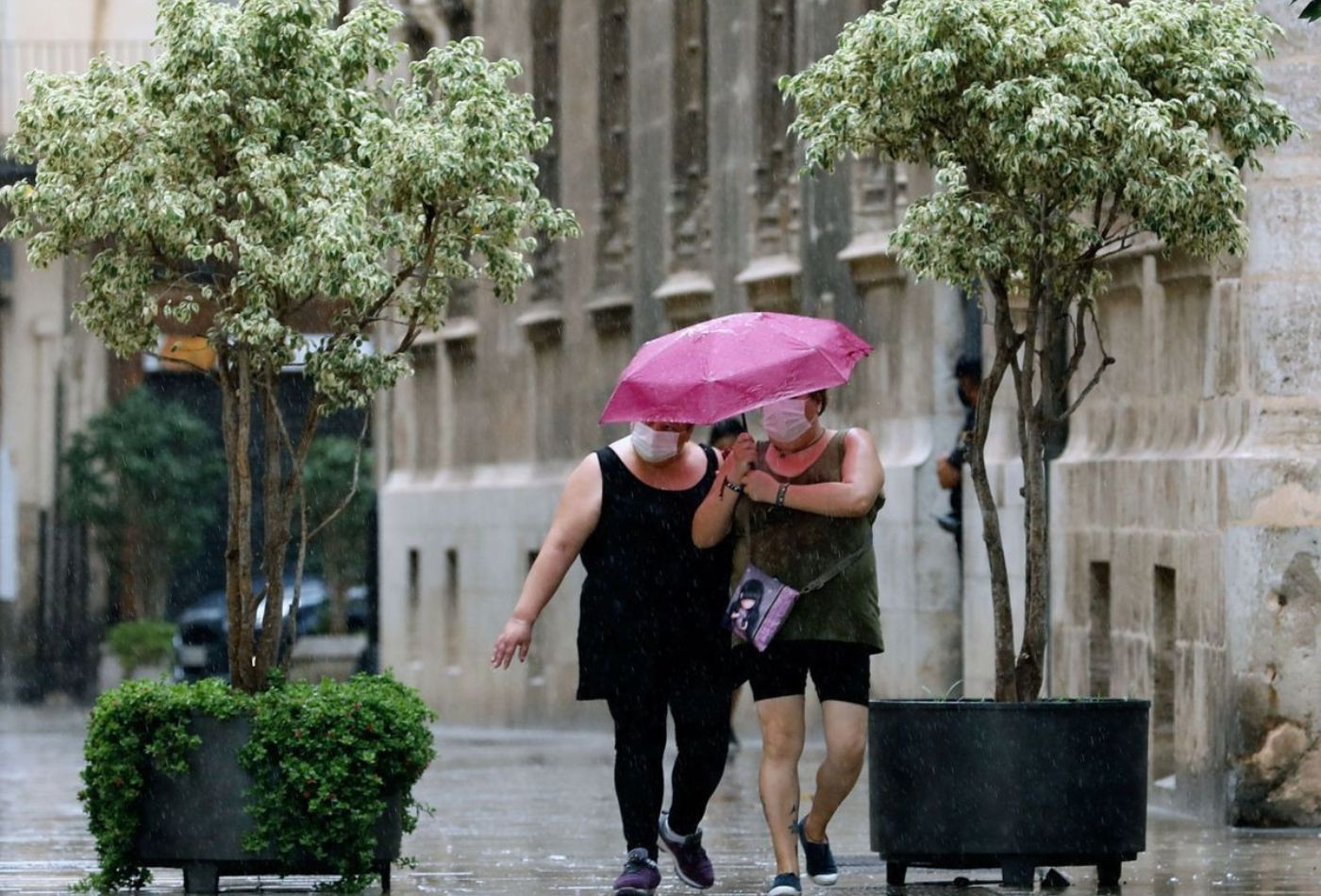 Un día de lluvia durante una tormenta de verano en Barcelona en una imagen de archivo / EFE