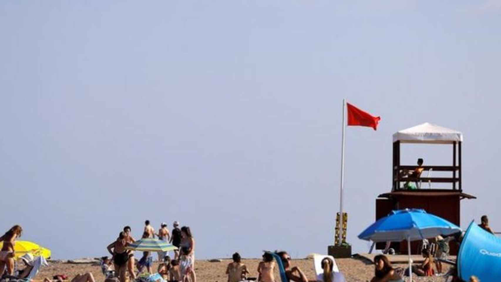 Bandera roja en una playa en una imagen de archivo / EFE