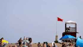 Bandera roja en una playa en una imagen de archivo / EFE