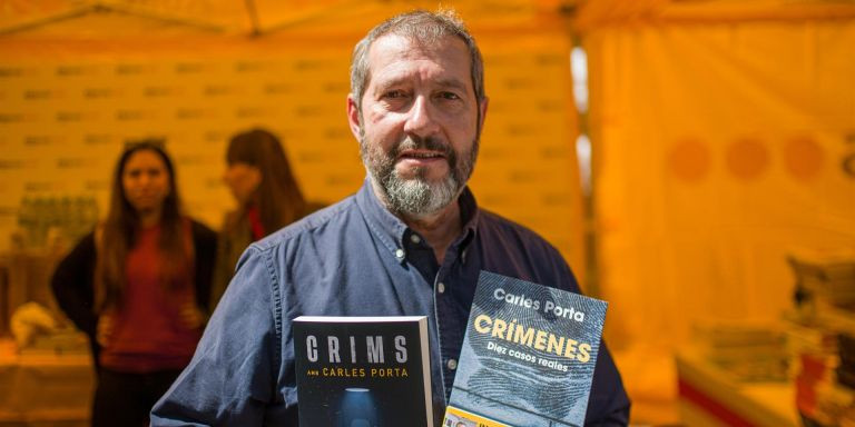 El periodista y escritor Carles Porta durante su firma de libros en Barcelona por Sant Jordi / EUROPA PRESS