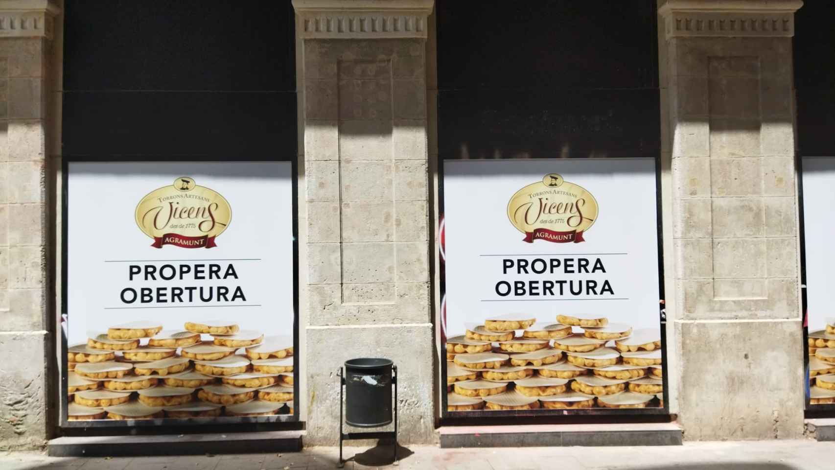 Un cartel de Torrons Vicens, en la calle de Santa Anna, junto a la Rambla / METRÓPOLI - JORDI SUBIRANA