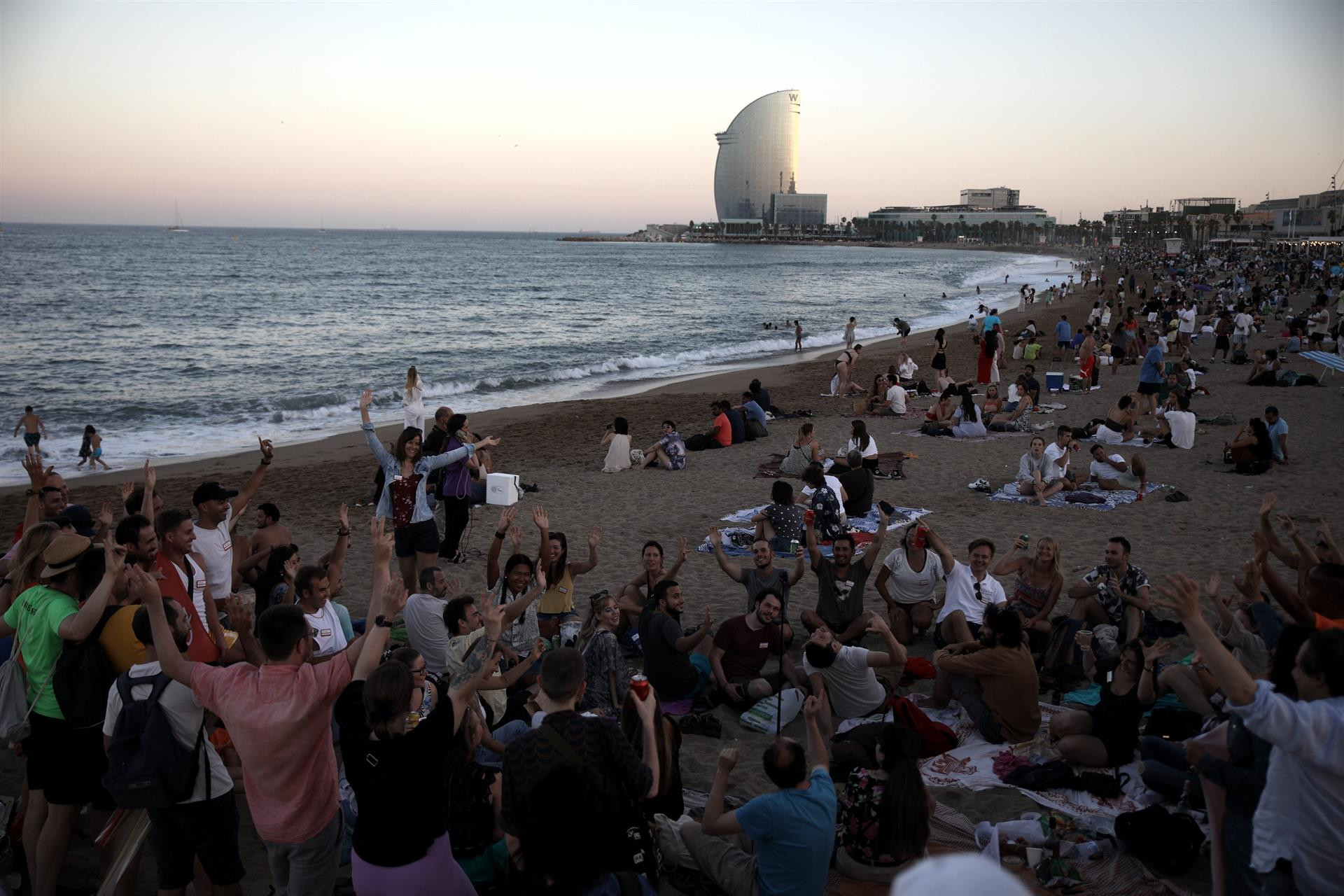 Miles de personas disfrutan de la verbena de Sant Joan de Barcelona / EUROPA