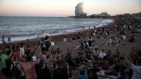 Miles de personas disfrutan de la verbena de Sant Joan de Barcelona / EUROPA