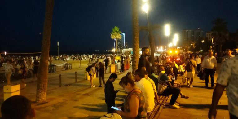 Ambiente en la playa de la Barceloneta este jueves / METRÓPOLI