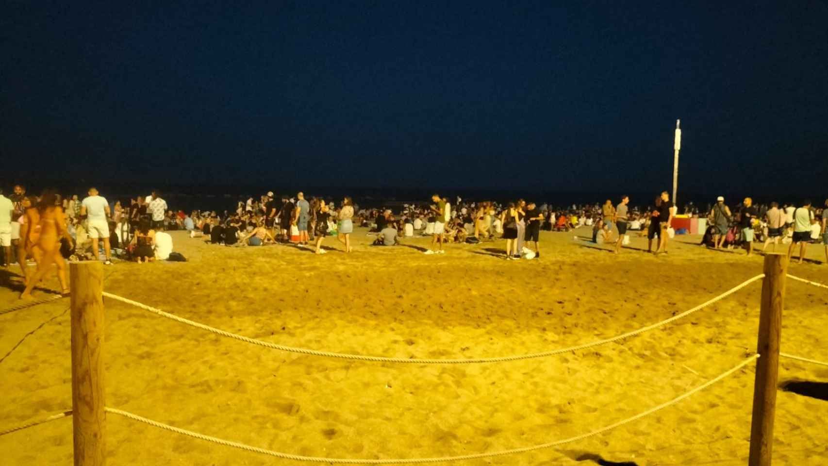 La playa de la Barceloneta esta noche de Sant Joan / METRÓPOLI