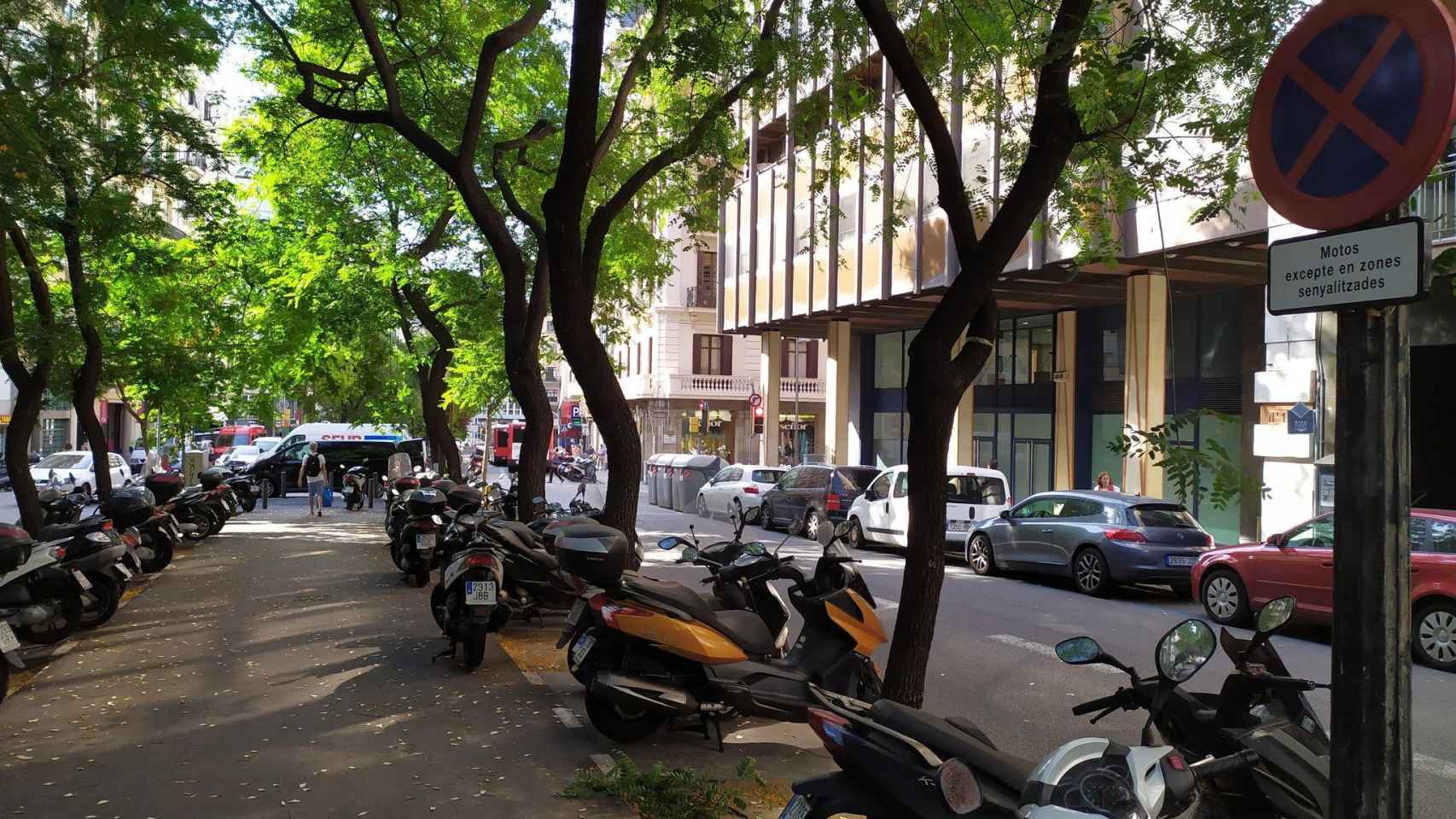 Motos aparcadas en la vía Augusta de Barcelona / TWITTER