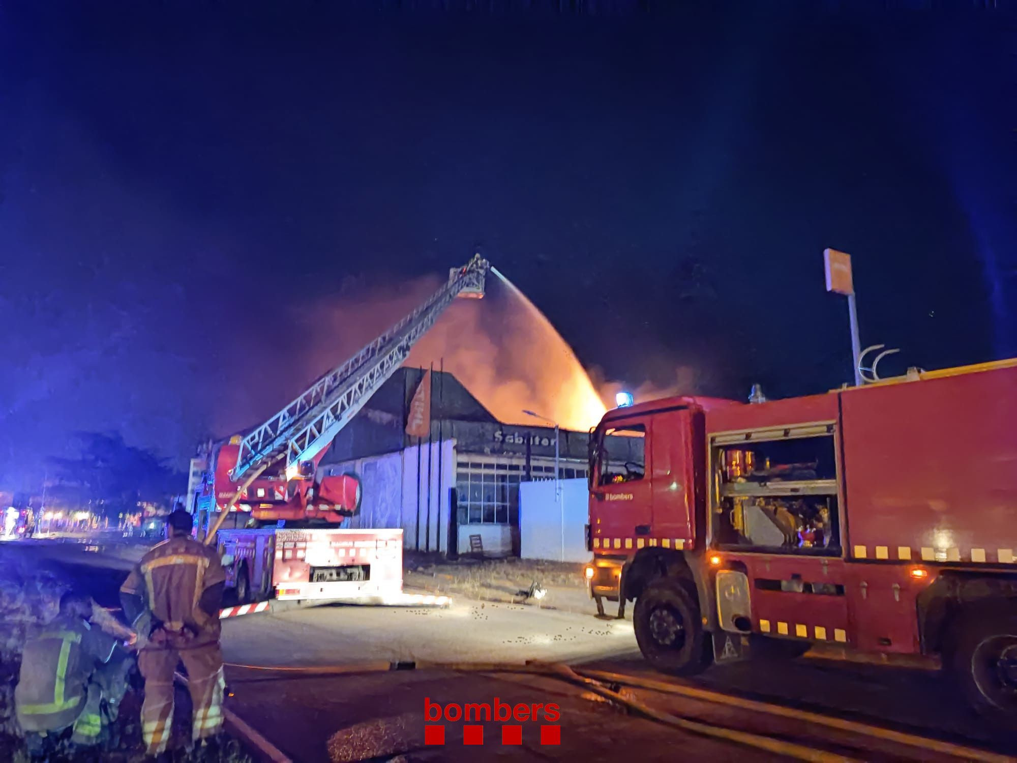 Los Bomberos actuando en un incendio durante la verbena de Sant Joan / BOMBERS GENERALITAT