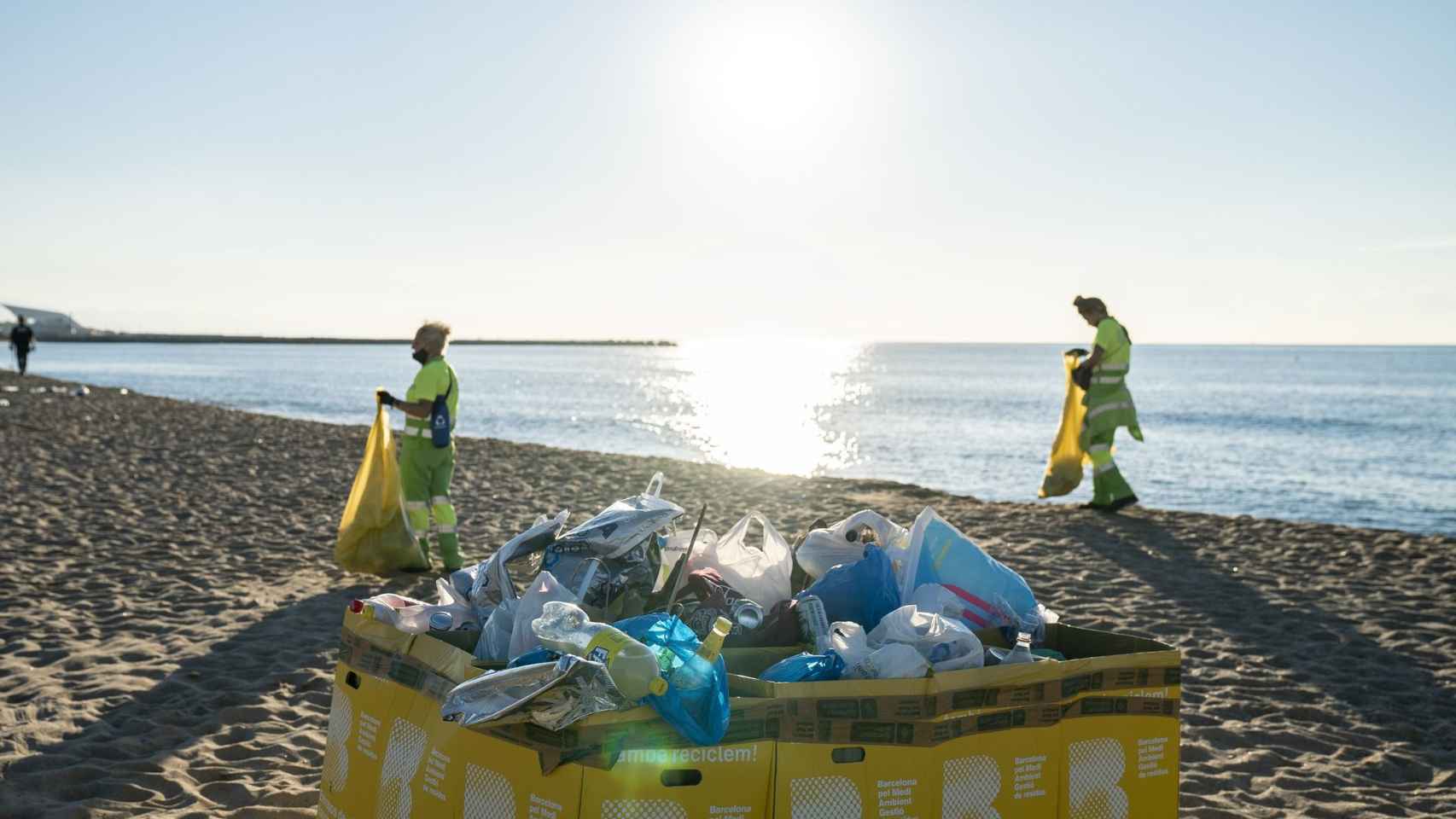 Operarios limpiando las playas de Barcelona en Sant Joan / AJUNTAMENT DE BARCELONA