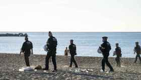 Agentes de la Guardia Urbana en las playas de Barcelona la madrugada del día de Sant Joan / TWITTER GUARDIA URBANA