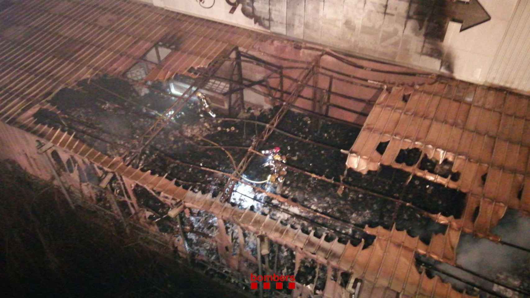 Incendio en una nave de Pallejà, este viernes / BOMBERS DE LA GENERALITAT
