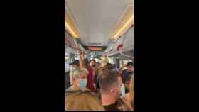 El bus retenido en Barcelona, lleno de gente / METRÓPOLI - VM