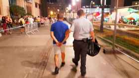 Un detenido por parte de seguridad privada en el Pride, en Barcelona / CRÓNICA GLOBAL