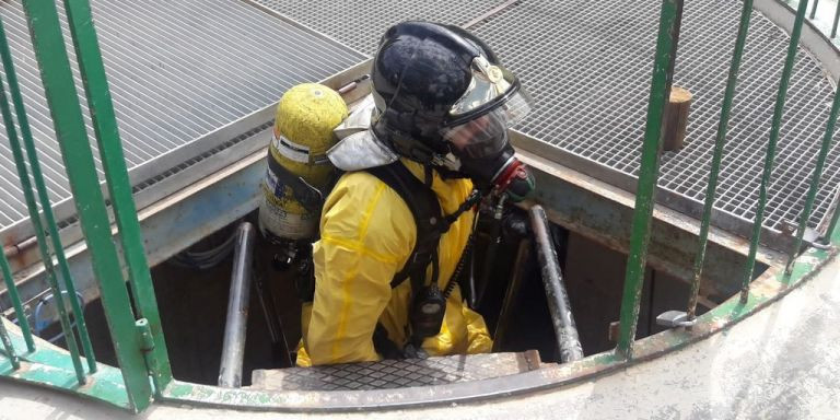 Un bombero trabajando en la incidencia de la piscina de la Creueta del Coll / BOMBEROS BARCELONA
