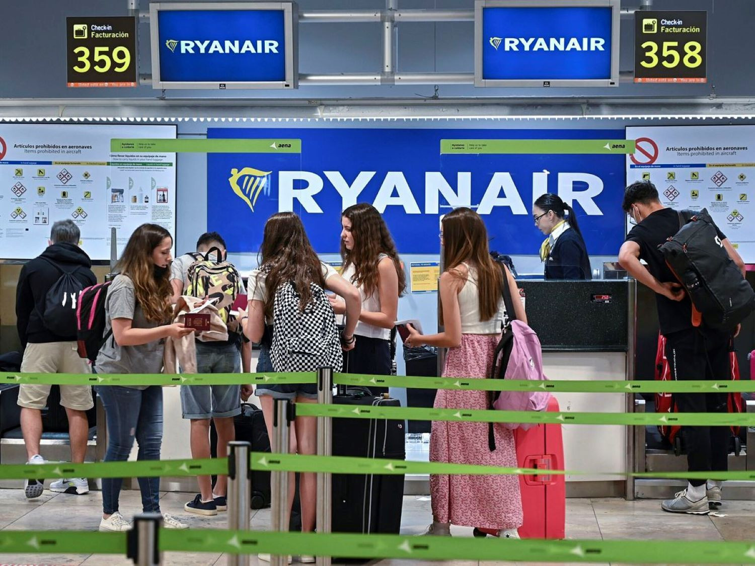 Pasajeros de Ryanair en un aeropuerto / EFE