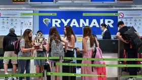 Pasajeros de Ryanair en un aeropuerto / EFE