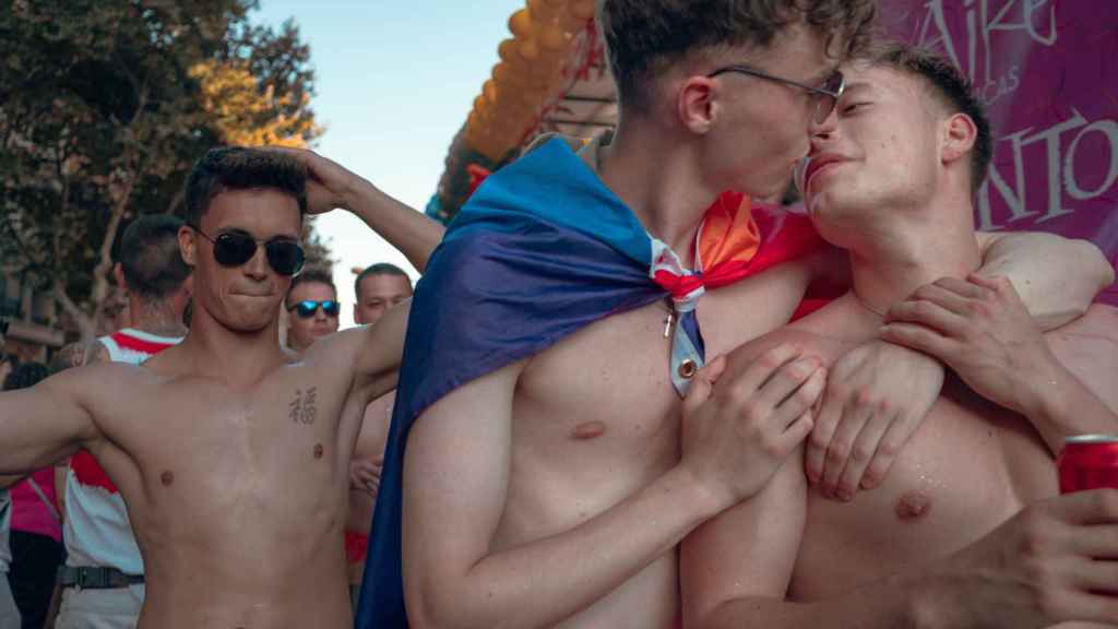 Una pareja gay besándose durante el desfile del Pride en Barcelona / MARCELO RÍOS - @wolf_rios