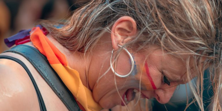 Una mujer se emociona durante el desfile del Pride en Barcelona / MARCELO RÍOS - @wolf_rios