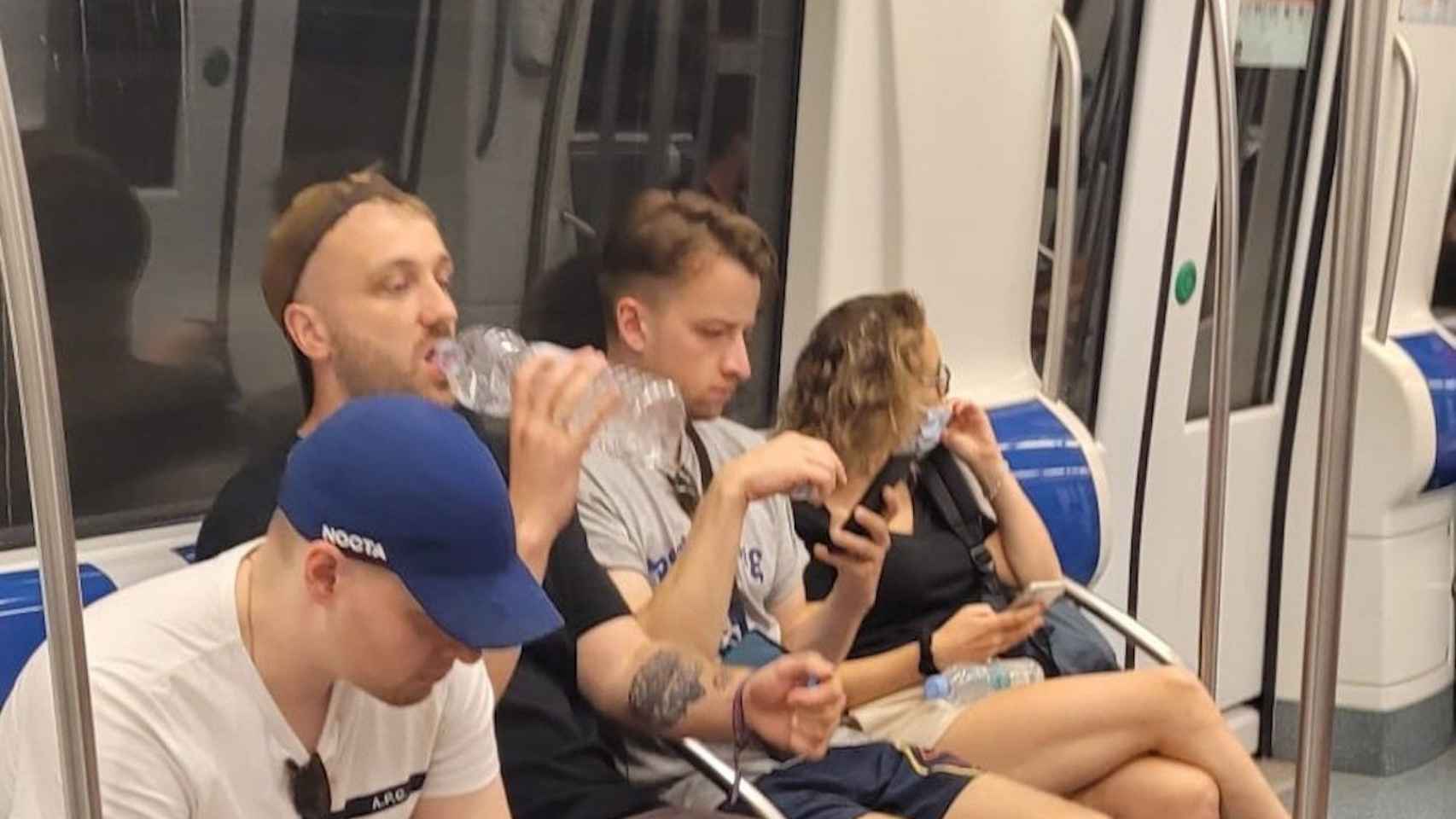 Un grupo de turistas sin mascarilla en el metro de Barcelona / METRÓPOLI