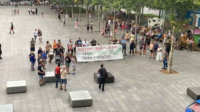 Concentración de personas delante del Ayuntamiento de Sant Adrià este lunes / CEDIDA