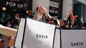 Clientes con bolsas en la 'pop-up store' de Shein de Madrid, que ahora llega a Barcelona / SHEIN