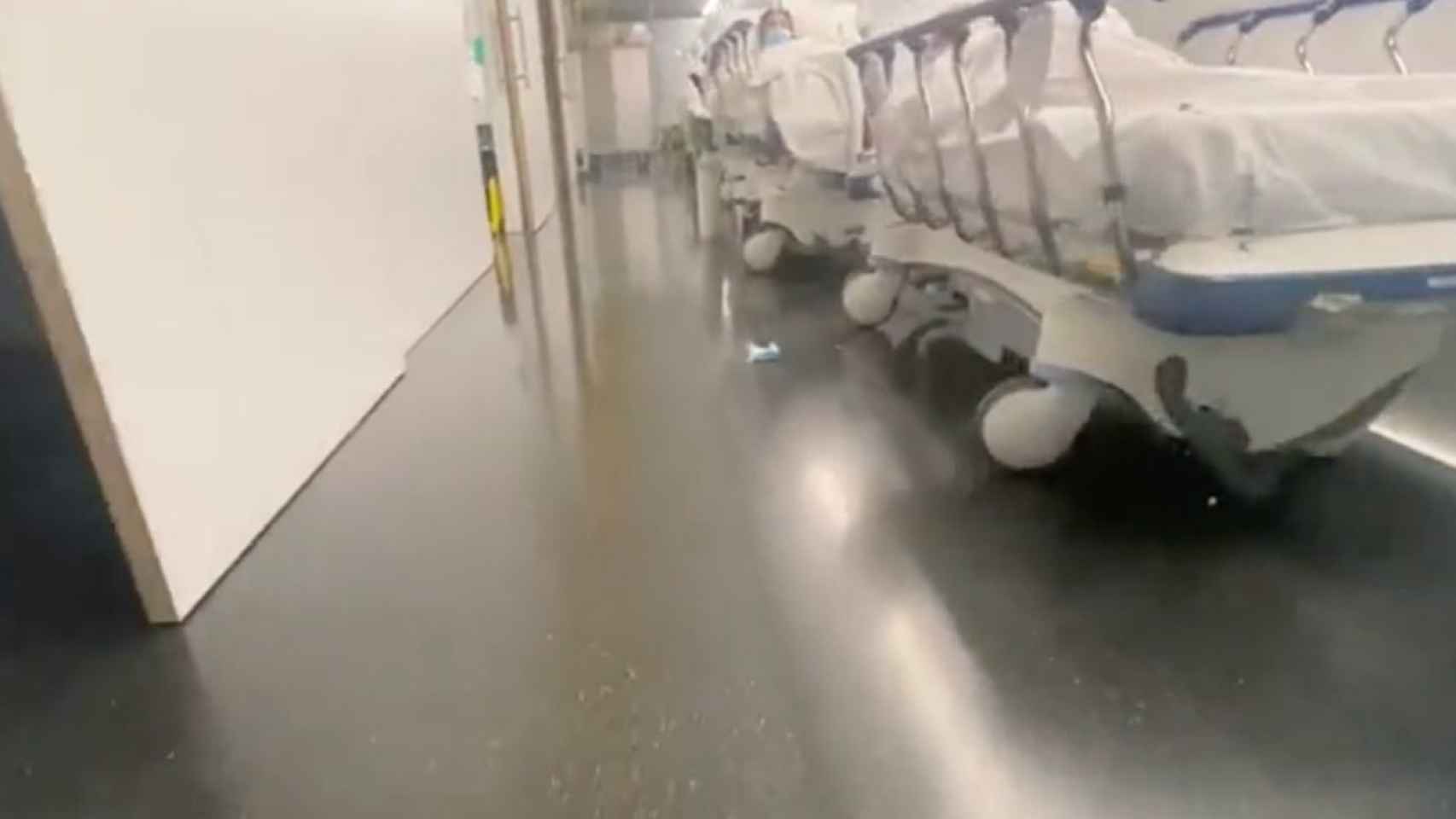 Pacientes con coronavirus en un pasillo del Hospital del Mar / @UrgenPSMar