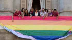 La alcaldesa de Barcelona, Ada Colau, cuelga el pendón del arcoíris en el balcón del Ayuntamiento por el día del Orgullo LGTBI / EUROPA PRESS - David Zorrakino