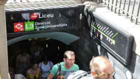 Usuarios en la estación de metro de Liceu, una de las paradas afectadas por el corte de la L3 / METRÓPOLI - MIKI