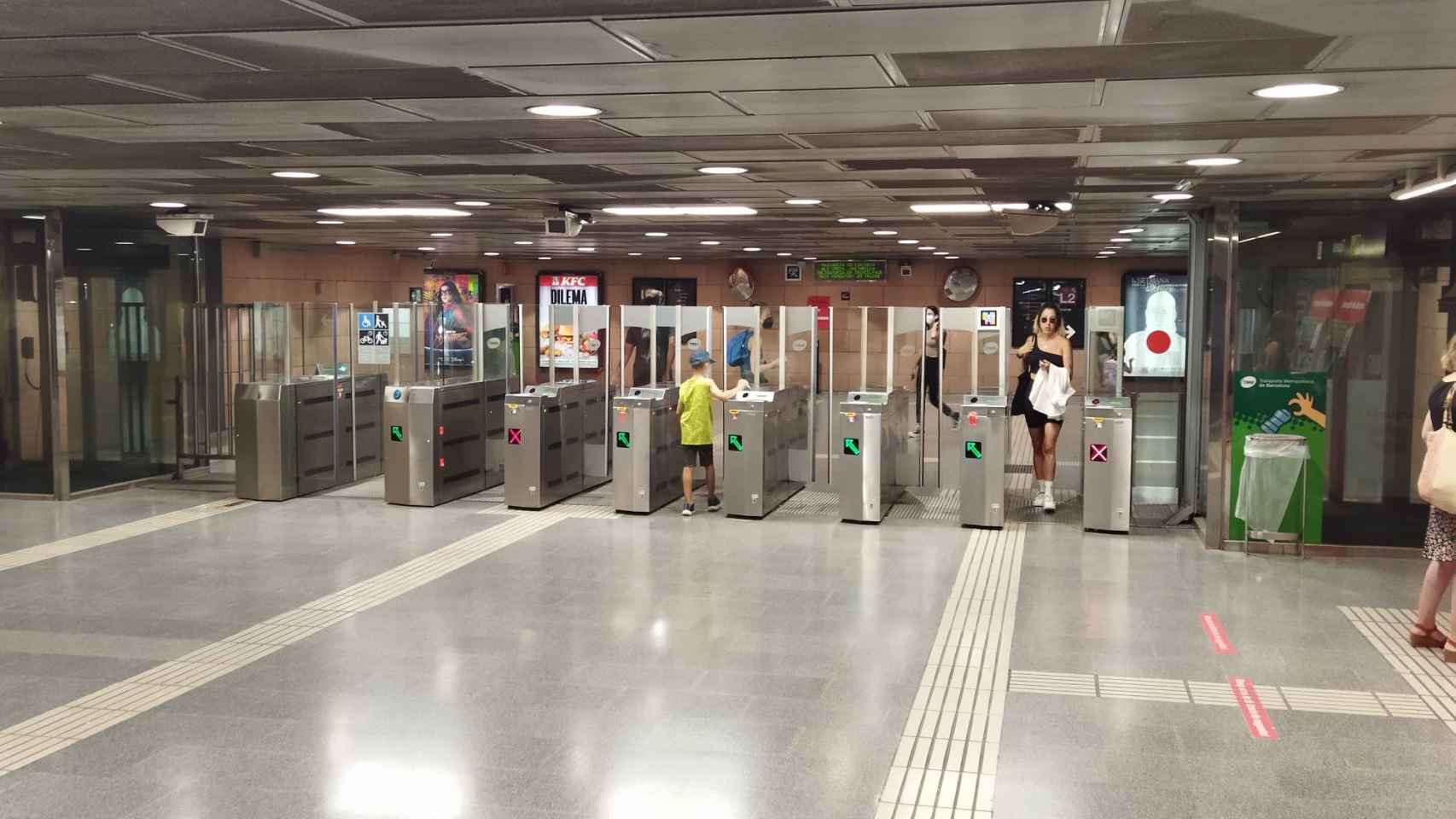 Validadoras de los billetes y abonos en una estación del metro de Barcelona / METRÓPOLI