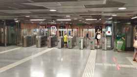 Validadoras de los billetes y abonos en una estación del metro de Barcelona / METRÓPOLI