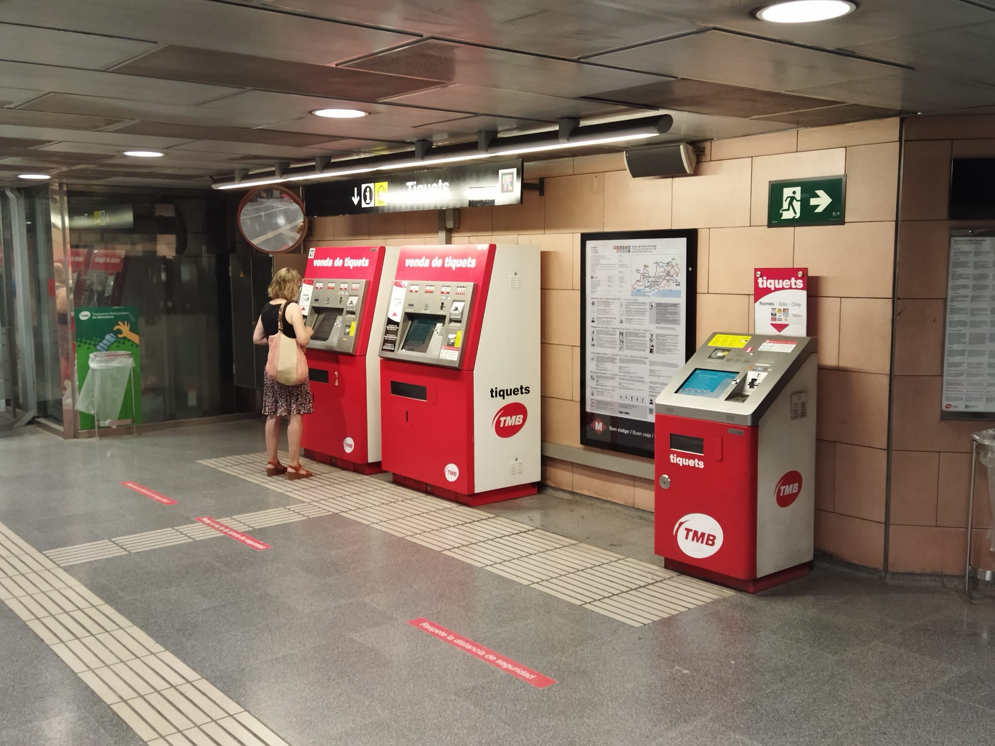Una viajera compra un abono en una estación del metro de Barcelona / METRÓPOLI - JORDI SUBIRANA