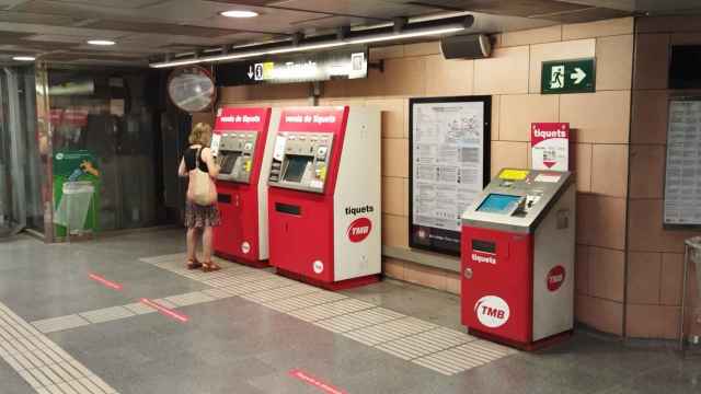 Una viajera compra un abono en una estación del metro de Barcelona / METRÓPOLI - JORDI SUBIRANA