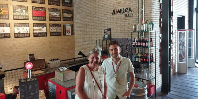 Núria Raja y Nil Muntané, propietarios de Raima, en el bar del establecimiento / METRÓPOLI - JORDI SUBIRANA 