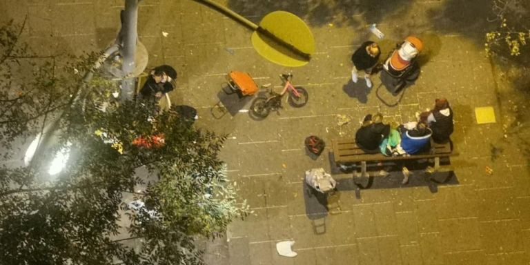 Incívicos en la plaza del Virrei Amat a altas horas de la noche / CEDIDA