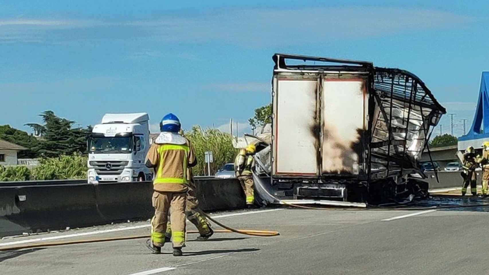 Camión incendiado en la AP-7 / ROSER GUIXÀ