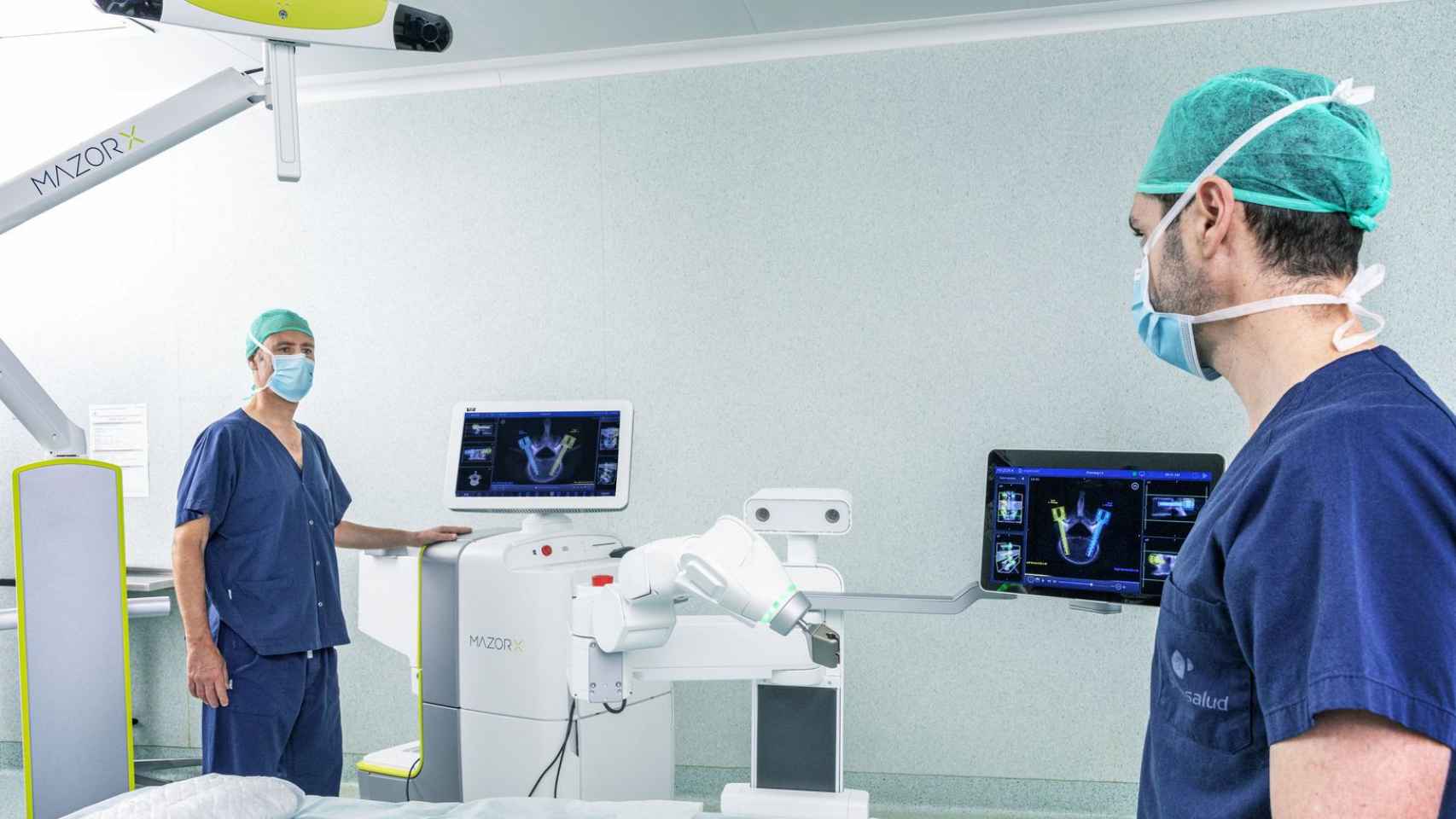 Los neurocirujanos Pablo Clavel e Ignasi Català se preparan para una intervención con la plataforma de guiado robótico para columna Mazor X Stealth™ Edition / QUIRÓNSALUD