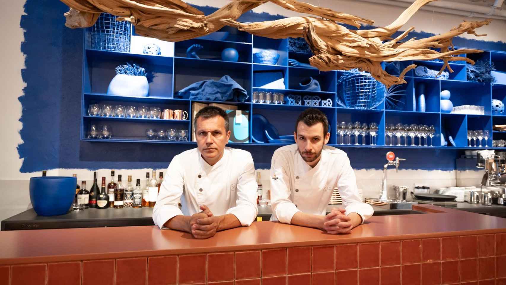 Los chefs Oriol Castro y Nil Dulcet, dos de los socios del restaurante Compartir Barcelona, posan para Metrópoli / LUIS MIGUEL AÑÓN (MA)
