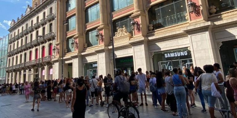 Asistentes esperan para acceder a la nueva tienda Shein de Barcelona / METRÓPOLI