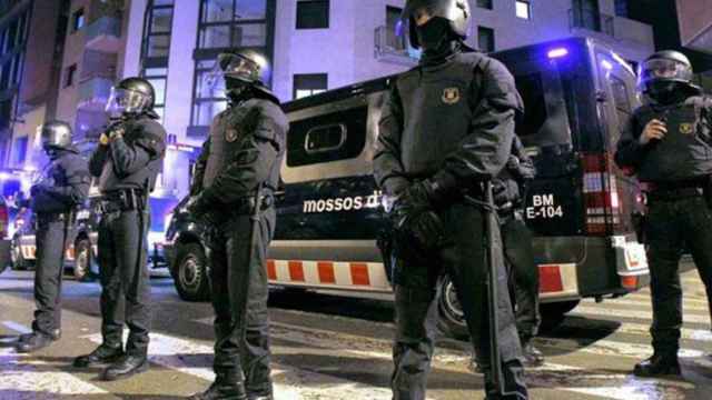 Agentes de la Brimo de los Mossos d'Esquadra, en una operación policial contra la delincuencia en Barcelona / EFE