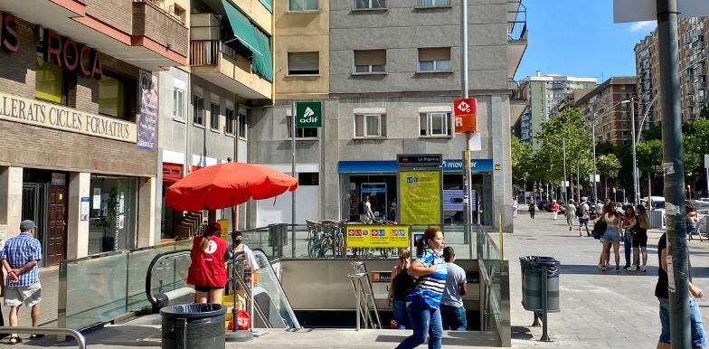 La entrada principal del metro de la Sagrera con un punto informativo por las obras / METRÓPOLI