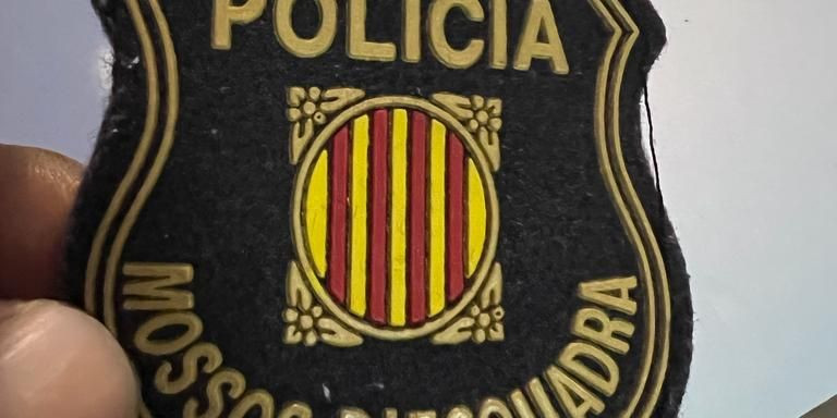 Emblema de los Mossos d'Esquadra regalado esta tarde a la víctima de un intento de robo / CEDIDA