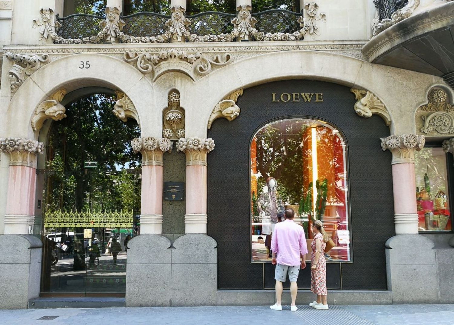Exterior del comercio de lujo Loewe en Paseo de Gràcia