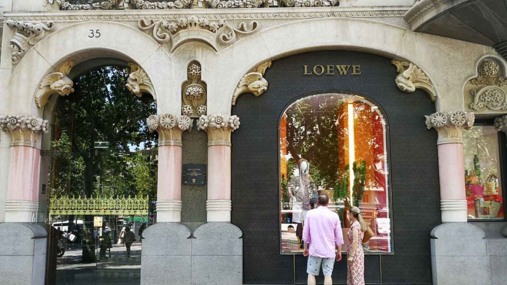 Exterior del comercio de lujo Loewe en Paseo de Gràcia