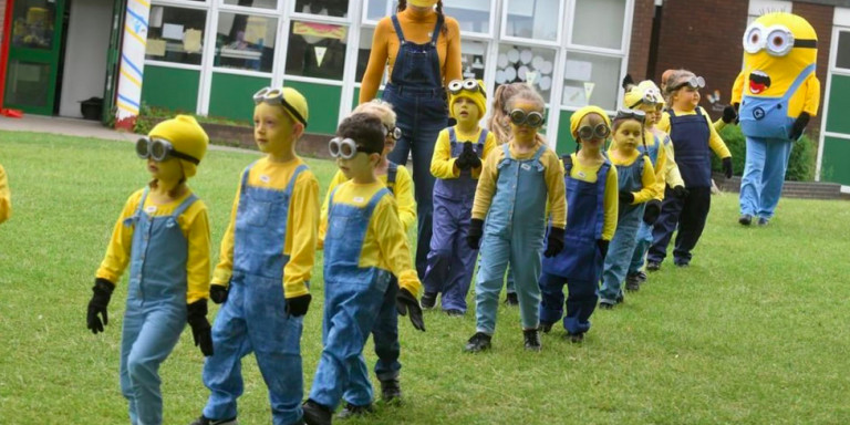 Un grupo de escolares del centro Hall disfrazados de Minions / hulldailymail