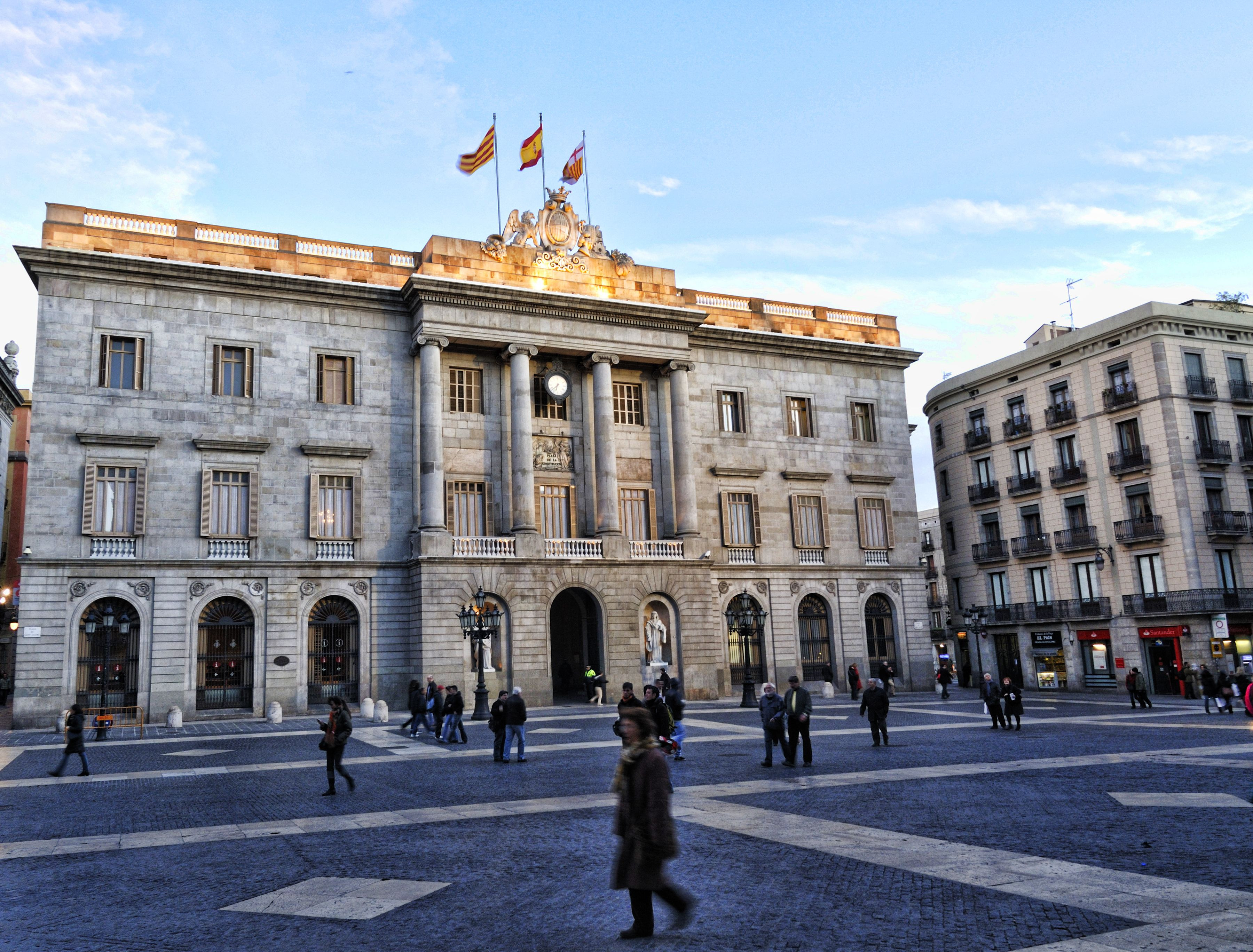 Plaza Sant Jaume de Barcelona con el Ayuntamiento