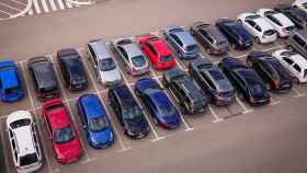Vista aérea de un parking lleno de coches