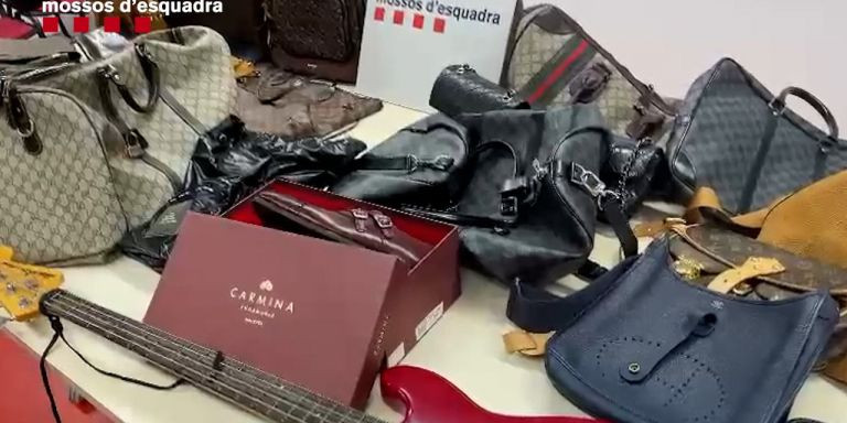 Bolsos y monederos robados y hallados en un trastero del Eixample / MOSSOS